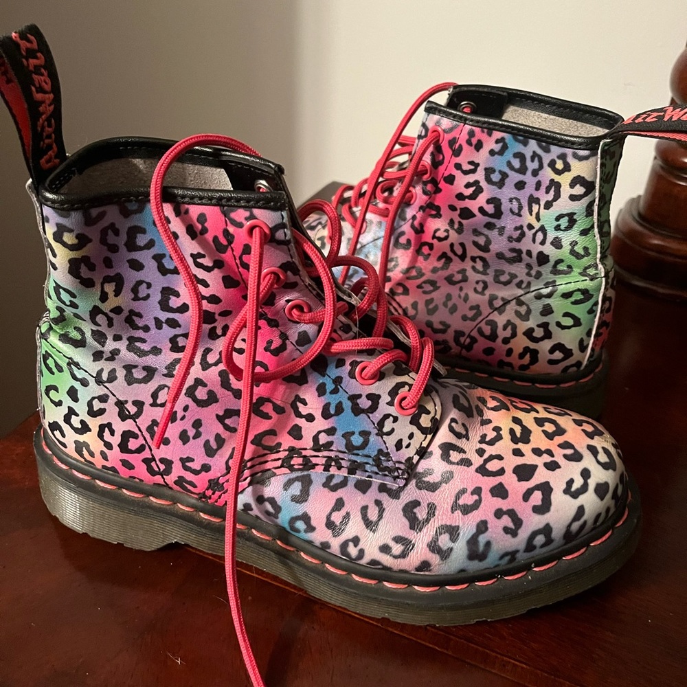 Dr. Martens leopard rainbow print boots size 8 The Original Air Cushioned sole